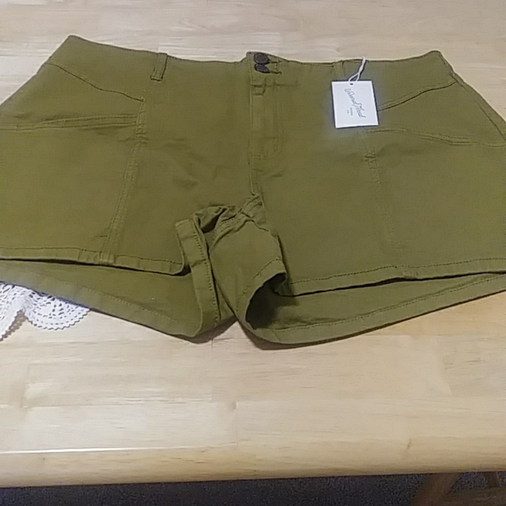 Nwt Ladie's High Rise Midi Shorts, Universal Thread. Size 18W.